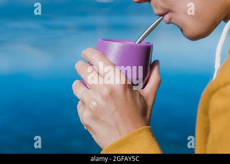 Junge Frau Trinkt Traditionellen Argentinischen Mate Tee. Stockfoto