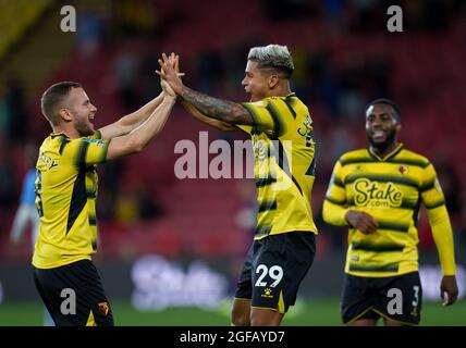 Watford, Großbritannien. August 2021. Cucho Hernandez (29) feiert das Mannschaftsziel mit Tom Cleverley aus Watford beim Carabao Cup-Spiel zwischen Watford und Crystal Palace in der Vicarage Road, Watford, England am 24. August 2021. Foto von Andy Rowland. Quelle: Prime Media Images/Alamy Live News Stockfoto