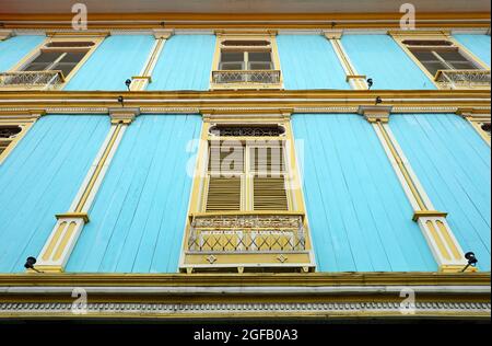 Fassade im Kolonialstil im Viertel Las Penas in Guayaquil, Ecuador. Stockfoto