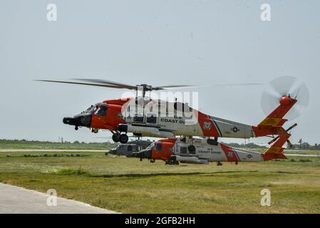 Eine Rettungsmannschaft des US-Küstenwache-Hubschraubers Clearwater MH-60 Jayhawk landet nach einer medizinischen Evakuierung in Port-au-Prince, Haiti, am 23. August 2021. Die Küstenwache führte nach einem Erdbeben der Stärke 7.2 am 14. August 2021 humanitäre Maßnahmen in den betroffenen Gebieten Haitis durch. (Foto der Küstenwache vom Kleinbeamten Ryan Estrada, 3. Klasse) Stockfoto