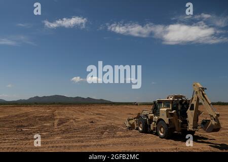 Soldaten der 2. Brigade, 1. Gepanzerte Division, brechen den Boden in Vorbereitung auf die Erweiterung des Dona Ana Wohngebiets in der Nähe von Fort Bliss, Texas, 22. August 2021. Das Verteidigungsministerium stellt zur Unterstützung des Außenministeriums Transportmittel und provisorische Unterkünfte zur Verfügung, um die Operation Allies Refuge zu unterstützen. Diese Initiative geht auf das Engagement Amerikas für afghanische Bürger zurück, die den Vereinigten Staaten geholfen haben, und bietet ihnen wichtige Unterstützung an sicheren Orten außerhalb Afghanistans. (USA Armee-Foto von SPC. Elijah Ingram) Stockfoto