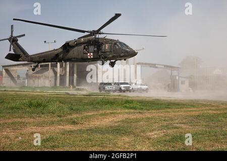 Bürgersoldaten der Puerto Rico Army National Guard Aviation unterstützen weiterhin Hilfsmaßnahmen in Haiti, 22. August 2021. Die Wachmänner sind seit August 17 im Land und haben bisher 11 Missionen absolviert, was mehr als 66 Flugstunden entspricht. (Foto der Armee-Nationalgarde von Sgt. Agustin Montanez/Freigegeben) Stockfoto