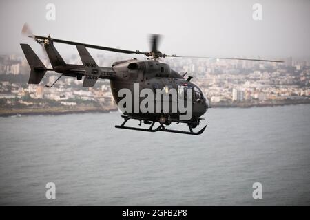 Bürgersoldaten der Puerto Rico Army National Guard Aviation unterstützen weiterhin Hilfsmaßnahmen in Haiti, 22. August 2021. Die Wachmänner sind seit August 17 im Land und haben bisher 11 Missionen absolviert, was mehr als 66 Flugstunden entspricht. (Foto der Armee-Nationalgarde von Sgt. Agustin Montanez/Freigegeben) Stockfoto