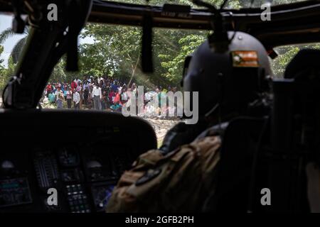 Bürgersoldaten der Puerto Rico Army National Guard Aviation unterstützen weiterhin Hilfsmaßnahmen in Haiti, 22. August 2021. Die Wachmänner sind seit August 17 im Land und haben bisher 11 Missionen absolviert, was mehr als 66 Flugstunden entspricht. (Foto der Armee-Nationalgarde von Sgt. Agustin Montanez/Freigegeben) Stockfoto