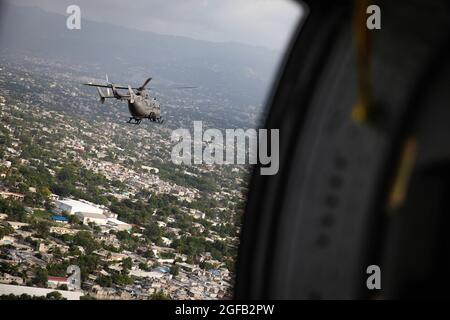 Bürgersoldaten der Puerto Rico Army National Guard Aviation unterstützen weiterhin Hilfsmaßnahmen in Haiti, 22. August 2021. Die Wachmänner sind seit August 17 im Land und haben bisher 11 Missionen absolviert, was mehr als 66 Flugstunden entspricht. (Foto der Armee-Nationalgarde von Sgt. Agustin Montanez/Freigegeben) Stockfoto