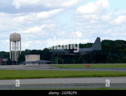 Das endgültige Kampfflugzeug MC-130H von Talon II, das im Warner Robins Air Logistics Complex eine programmierte Depotwartung erhalten soll, hebt am 20. August 2021 auf der Robins Air Force Base, Georgia, ab. Die MC-130H kehrte zurück, um Missionen im Hurlburt Field, Florida, zu unterstützen. Stockfoto