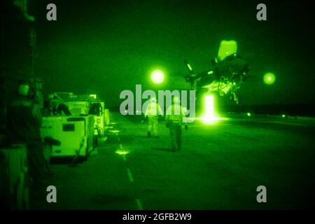 PHILIPPINISCHES MEER (Aug 24, 2021) ein F-35B Lightning II-Kampfflugzeug der 31. Marine Expeditionary Unit (MEU) landet auf dem Flugdeck des nach vorne eingesetzten amphibischen Sturmschiffes USS America (LHA 6). Amerika, das Flaggschiff der America Expeditionary Strike Group, ist zusammen mit der 31. MEU im Verantwortungsbereich der 7. US-Flotte tätig, um die Interoperabilität mit Verbündeten und Partnern zu verbessern und als einsatzbereite Einsatztruppe für Frieden und Stabilität in der Indo-Pazifik-Region zu dienen. (USA Navy Foto von Mass Communication Specialist 3rd Class Jonathan D. Berlier) Stockfoto