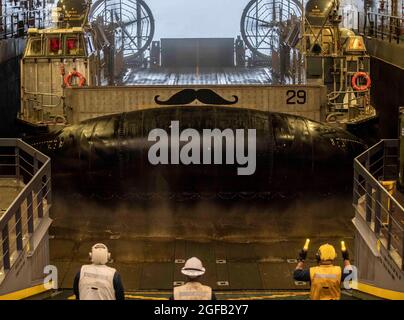 210813-N-YP246-1198 PAZIFISCHER OZEAN (AUG 13, 2021) Seeleute leiten das Landing Craft Air Cushion (LCAC) 29, das der Naval Beach Unit (NBU) 7 zugewiesen wurde, im Brunnendeck des Amphibientransportschiffes USS Green Bay (LPD 20). Green Bay, Teil des Amphibiengeschwaders 11, ist im Verantwortungsbereich der 7. US-Flotte tätig, um die Interoperabilität mit Verbündeten und Partnern zu verbessern und als einsatzbereite Einsatztruppe für den Frieden und die Stabilität in der Indo-Pazifik-Region zu dienen. (USA Navy Foto von Mass Communication Specialist 2nd Class Darcy McAtee/veröffentlicht) Stockfoto