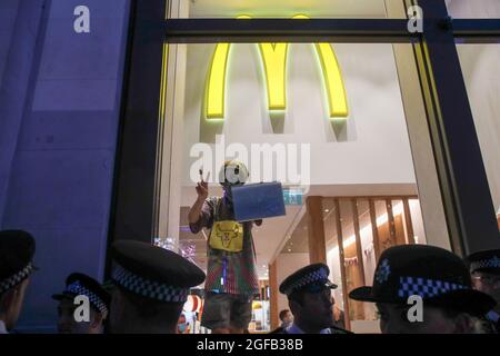 LONDON, ENGLAND - 24 2021. AUGUST, Extinction Rebellion's Animal Rebellion am Dienstag, den 24. August 2021, übernehmen Demonstranten McDonald's auf dem Leicester Square. (Kredit: Lucy North | MI News) Kredit: MI Nachrichten & Sport /Alamy Live News Stockfoto