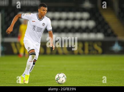 Swansea, Wales, Großbritannien. 24. August 2021; Swansea.com Stadium, Swansea, Wales;, EFL Cup Football, Swansea City versus Plymouth Argyle; Morgan Whittaker von Swansea City bringt den Ball nach vorne Kredit: Action Plus Sports Images/Alamy Live News Stockfoto