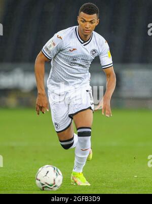 Swansea, Wales, Großbritannien. 24. August 2021; Swansea.com Stadium, Swansea, Wales;, EFL Cup Football, Swansea City versus Plymouth Argyle; Morgan Whittaker von Swansea City bringt den Ball nach vorne Kredit: Action Plus Sports Images/Alamy Live News Stockfoto