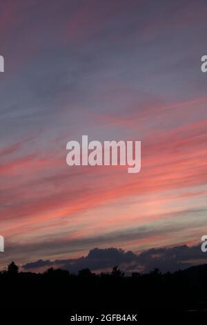 Ein rosa und blauer Sonnenuntergang über den Vermont Green Mountains Stockfoto