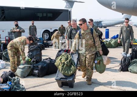 KC-10 Extender-Besatzung, die dem 70. Air Betanking Squadron an Bord einer C-5M Super Galaxy zugewiesen wurde, 21. August 2021, auf der Travis Air Force Base, Kalifornien. Mitglieder des 349. Luftmobilitätsflügels sind zur Unterstützung der Evakuierungsbemühungen in Afghanistan im Einsatz. Die US-Luftwaffe hat zur Unterstützung des Verteidigungsministeriums Truppen ins Theater gebracht, um die sichere Ausreise und Umsiedlung von US-Bürgern, Empfängern von Sondereinwanderungsvisa und gefährdeten afghanischen Bevölkerungen aus Afghanistan zu erleichtern. (USA Luftwaffe Foto von Heide Couch) Stockfoto