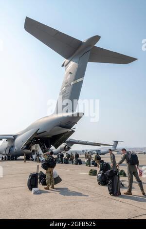 KC-10 Extender-Besatzung, die dem 70. Air Betanking Squadron an Bord einer C-5M Super Galaxy zugewiesen wurde, 21. August 2021, auf der Travis Air Force Base, Kalifornien. Mitglieder des 349. Luftmobilitätsflügels sind zur Unterstützung der Evakuierungsbemühungen in Afghanistan im Einsatz. Die US-Luftwaffe hat zur Unterstützung des Verteidigungsministeriums Truppen ins Theater gebracht, um die sichere Ausreise und Umsiedlung von US-Bürgern, Empfängern von Sondereinwanderungsvisa und gefährdeten afghanischen Bevölkerungen aus Afghanistan zu erleichtern. (USA Luftwaffe Foto von Heide Couch) Stockfoto