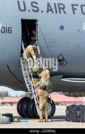 Mitglieder der Luftbesatzung, die am 21. August 2021 auf der Travis Air Force Base, Kalifornien, dem 22. Airlift Squadron-Lastgetriebe für eine C-5M Super Galaxy zugewiesen wurden. Das Flugzeug transportierte Personal und Ausrüstung zur Unterstützung der Evakuierungsbemühungen in Afghanistan. Die US-Luftwaffe hat zur Unterstützung des Verteidigungsministeriums Truppen ins Theater gebracht, um die sichere Ausreise und Umsiedlung von US-Bürgern, Empfängern von Sondereinwanderungsvisa und gefährdeten afghanischen Bevölkerungen aus Afghanistan zu erleichtern. (USA Luftwaffe Foto von Heide Couch) Stockfoto