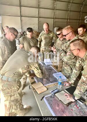 Generalmajor Joseph Genin, Einsatzoffizier der Task Force, informiert am 21. August 2021 den Bataillon-Kommandanten LT. Col. Jacob Helgestad, die Kommandeure der Firma und die Mitarbeiter der Task Force über die aktuellen Operationen am Hamid Karzai International Airport. Die Task Force 1-194 wurde mit ihrer strategischen Aufgabe im Lager Buehring in die Lage versetzt, auf die vom Außenministerium angekündigte und vom Verteidigungsministerium unterstützte nichtkämpferische Evakuierungsoperation zu reagieren. Etwa 1,100 Soldaten der Task Force 1-194 waren Anfang 2021 für eine neunmonatige Mission zur Unterstützung der Operation Spartan Shield in den Nahen Osten entsandt. Stockfoto