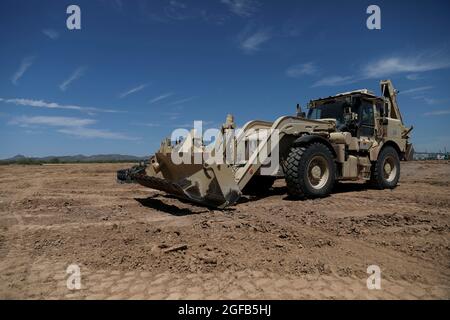 Soldaten der 2. Brigade, 1. Gepanzerte Division, brechen den Boden in Vorbereitung auf die Erweiterung des Dona Ana Wohngebiets in der Nähe von Fort Bliss, Texas, 22. August 2021. Das Verteidigungsministerium stellt zur Unterstützung des Außenministeriums Transportmittel und provisorische Unterkünfte zur Verfügung, um die Operation Allies Refuge zu unterstützen. Diese Initiative geht auf das Engagement Amerikas für afghanische Bürger zurück, die den Vereinigten Staaten geholfen haben, und bietet ihnen wichtige Unterstützung an sicheren Orten außerhalb Afghanistans. (USA Armee-Foto von SPC. Elijah Ingram) Stockfoto