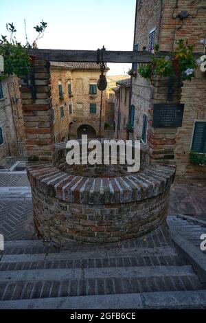 Mittelalterlicher Ziegelwasserbrunnen auf der Treppe in Corinaldo Stadt, Marken, Italien Stockfoto