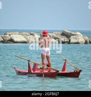 Rettungsschwimmer auf dem Ruderboot Stockfoto