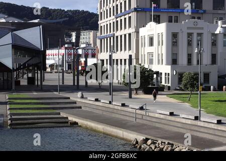 Wellington, Neuseeland, 25. August 2021. Eine Frau übt im verlassenen Zentrum von Wellington, Neuseeland, während einer strengen Stufe-4-Sperre aufgrund eines Covid-9-Delta-Variantenausbruchs. Quelle: Lynn Grieveson/Alamy Live News Stockfoto