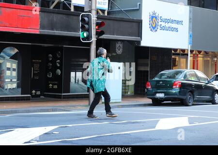 Wellington, Neuseeland, 25. August 2021. Ein Mann tanzt mitten in der leeren Willis Street im Zentrum von Wellington, während der strengen Stufe 4-Sperre aufgrund eines Covid-19-Delta-Ausbruchs. Quelle: Lynn Grieveson/Alamy Live News Stockfoto