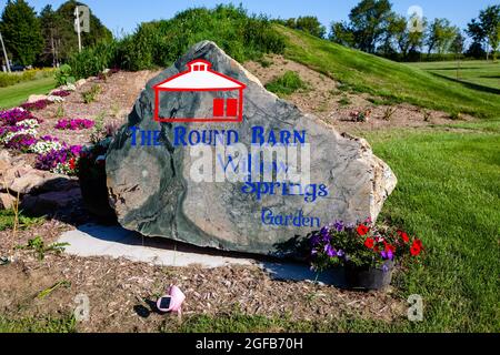 Wausau, Wisconsin, USA, 15. August 2021: Felsschild der Round Red Barn im Willow Springs Garden, horizontal Stockfoto