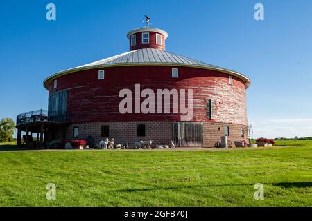 Wausau, Wisconsin, USA, 15. August 2021: Runde rote Scheune im Willow Springs Garden, horizontal Stockfoto