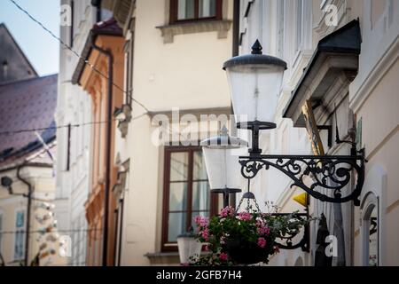 Bild einer typischen Straße von ljubljana, slowenien, mit einem Fokus auf öffentlichen Straßenlaternen, vintage. Es ist eine enge gepflastert Fußgängerzone mit Stockfoto
