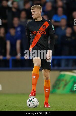 Huddersfield, Großbritannien. August 2021. Jarrad Branthwaite aus Everton während des Carabao Cup-Spiels im John Smith's Stadium, Huddersfield. Bildnachweis sollte lauten: Darren Staples/Sportimage Credit: Sportimage/Alamy Live News Stockfoto