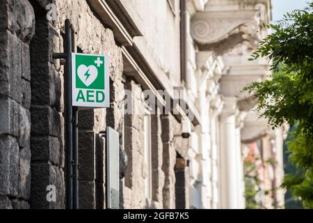 Bild eines Schildes, das auf die Nähe eines AED hinweist, eines automatischen elektrischen Defibrillators, aufgenommen in den Straßen von Ljubljana, Slowenien, unter Beachtung Stockfoto