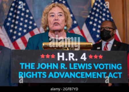 Washington, Usa. August 2021. Die Republikanerin Zoe Lofgren (D-CA) spricht unter ihren Demokraten, nachdem das Repräsentantenhaus am Dienstag, den 24. August 2021, im US-Kapitol in Washington, DC, den John Lewis Voting Rights Advancement Act verabschiedet hatte. Foto von Ken Cedeno/UPI Credit: UPI/Alamy Live News Stockfoto