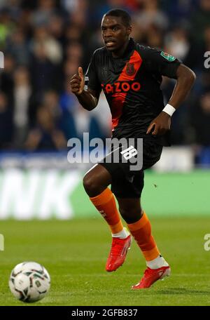 Huddersfield, Großbritannien. August 2021. Niels Nkounkou aus Everton während des Carabao Cup-Spiels im John Smith's Stadium, Huddersfield. Bildnachweis sollte lauten: Darren Staples/Sportimage Credit: Sportimage/Alamy Live News Stockfoto