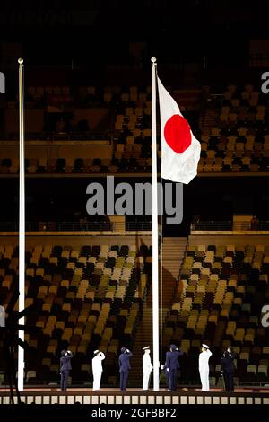 Die Flagge der Gastgebernation Japan wird angehoben 24. AUGUST 2021 : Tokyo 2020 Paralympische Spiele Eröffnungszeremonie im Olympiastadion in Tokio, Japan. Quelle: SportsPressJP/AFLO/Alamy Live News Stockfoto