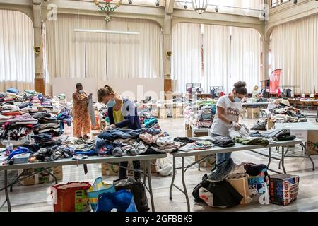 Lille, Frankreich. August 2021. Die Mitarbeiter organisieren Kleidung und andere tägliche Notwendigkeiten, die von den Einheimischen an afghanische Flüchtlinge gespendet werden, die von der Stadt Lille im Norden Frankreichs am 24. August 2021 empfangen wurden. Quelle: Sebastien Courdji/Xinhua/Alamy Live News Stockfoto