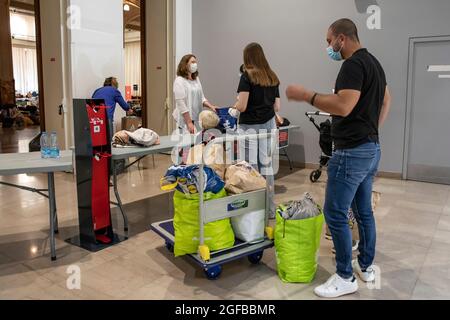 Lille, Frankreich. August 2021. Bürger kommen im Rathaus an, um Kleidung und andere tägliche Notwendigkeiten für afghanische Flüchtlinge zu spenden, die die Stadt Lille im Norden Frankreichs am 24. August 2021 erhalten hat. Quelle: Sebastien Courdji/Xinhua/Alamy Live News Stockfoto