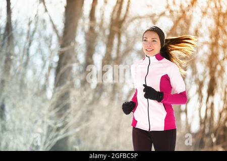 Winterlauf Frau Läuferin Training im Waldpark Stockfoto