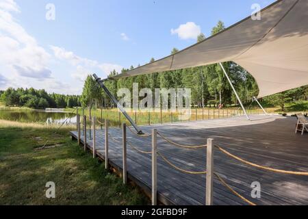 Pavillon aus natürlichen Materialien auf dem Golfplatz, Rastplatz. Stockfoto