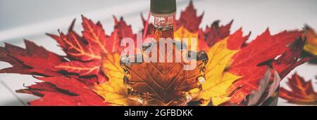 Ahornsirup Geschenkflasche in Form von Blatt für touristische Geschenk Souvenir Banner Panorama Hintergrund Stockfoto