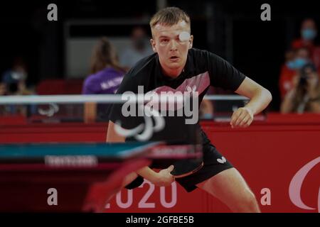 Tokio, Japan. August 2021. KATS Lev aus der Ukraine gibt bei den Paralympischen Spielen 2020 in Tokio den Ball im Tischtennis-Spiel der Klasse 9 der Gruppe D zurück. Quelle: Arif Karim/Alamy Live News Stockfoto