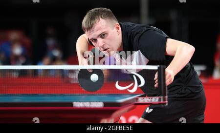 Tokio, Japan. August 2021. KATS Lev aus der Ukraine gibt den Ball im Tischtennis-Spiel der Klasse 9 der Gruppe D bei den Paralympischen Spielen 2020 in Tokio zurück. Quelle: Arif Karim/Alamy Live News Stockfoto