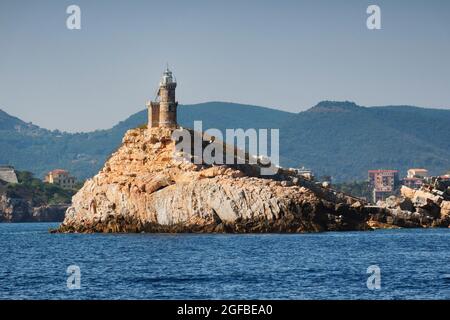 Blick auf die Insel Scoglietto und den Leuchtturm, vor Portoferraio, Küste der Insel Elba, Italien. Stockfoto