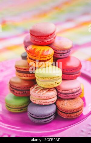 Macarons Tower französisches Gebäck süßes Dessert von der Pariser Bäckerei. Vertikale Ernte von bunten pariser Bissen von Meringue Cookies Stockfoto