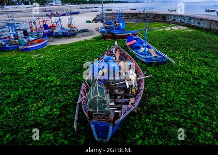 In Hua hin, Thailand, stehen verschiedene bunte thailändische Fischerboote am Strand und Meer fest Stockfoto