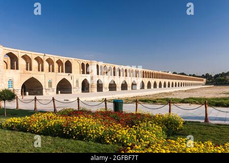 Historische Khaju-Brücke (Si o se pol), über den Fluss Zayanderud, Isfahan (Esfahan), Isfahan, Iran, Persien, Westasien, Asien Stockfoto