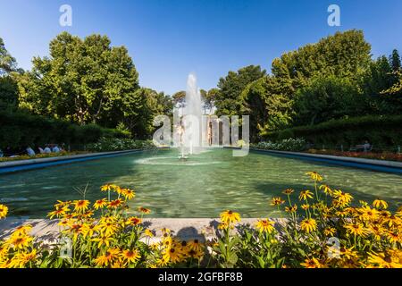 Historischer Hasht Behesht Palast und Gartenpool, Isfahan (Esfahan), Isfahan Provinz, Iran, Persien, Westasien, Asien Stockfoto