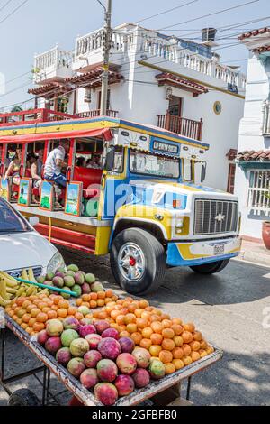 Cartagena Kolumbien,Zentrum,Zentrum,Getsemani,traditionelle Nachbarschaft,Straßenfruchtverkäufer,Mangos,Orangen,Chiva bemalter Sightseeing-Bus,COL190119026 Stockfoto