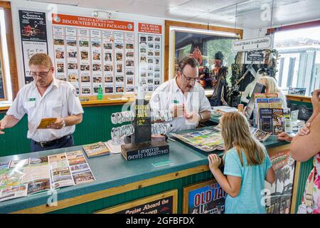 Florida St. Augustine Besucher Informationszentrum, Schreibtisch helfen Mann Arbeitnehmer Mitarbeiter ehrenamtlich Personal Mädchen Familie, Stockfoto