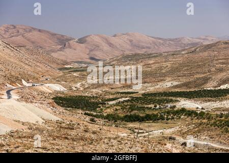 Blick auf das Agrarfeld im Hochland, Straße 78, Zagros-Gebirge, bei Ali Abad, Provinz Fars, Iran, Persien, Westasien, Asien Stockfoto