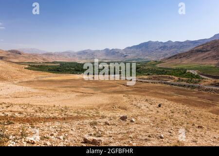 Blick auf agrarlandwirtschaftlich bebautes Feld und Dorf auf Hochland, Straße 78, Zagros Berge, Islam Abad, Fars Provinz, Iran, Persien, Westasien, Asien Stockfoto