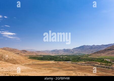 Blick auf agrarlandwirtschaftlich bebautes Feld und Dorf auf Hochland, Straße 78, Zagros Berge, Islam Abad, Fars Provinz, Iran, Persien, Westasien, Asien Stockfoto